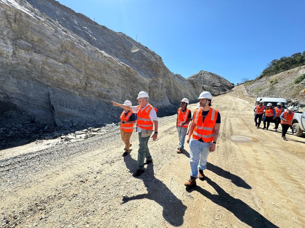 Professor e alunos da UFMG visitam Bemil e analisam calcário dolomítico